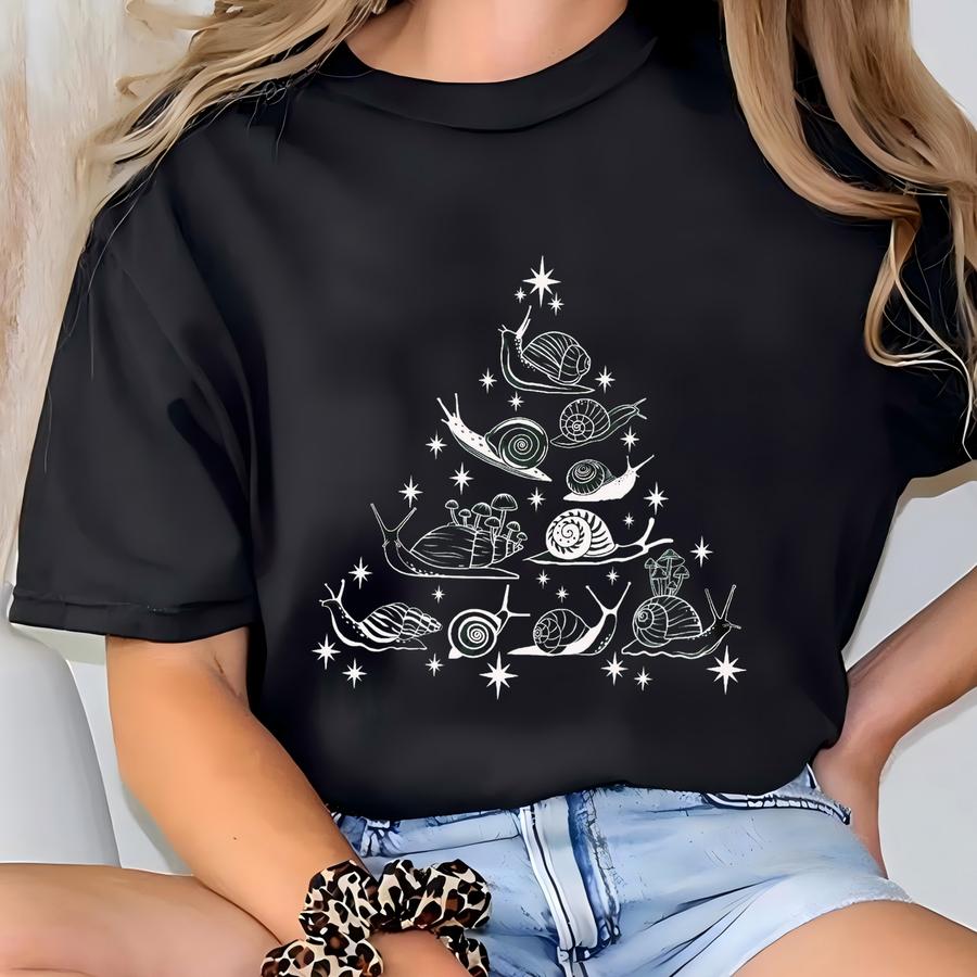 Snail Christmas Sweatshirt Snail Lover Gift Goblincore Shirt Cottagecore Sweater Gardening Crewneck Cottage Core Clothing Mushroom Gifts T-shirt