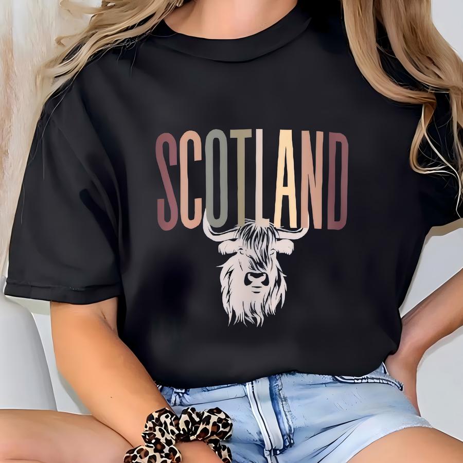 Scotland Highland Cow Adult Scottish Highlands Crewneck Sweatshirt British Isles European Travel Shirt Gifts Mom Dad Edinburgh North Sea. T-shirt