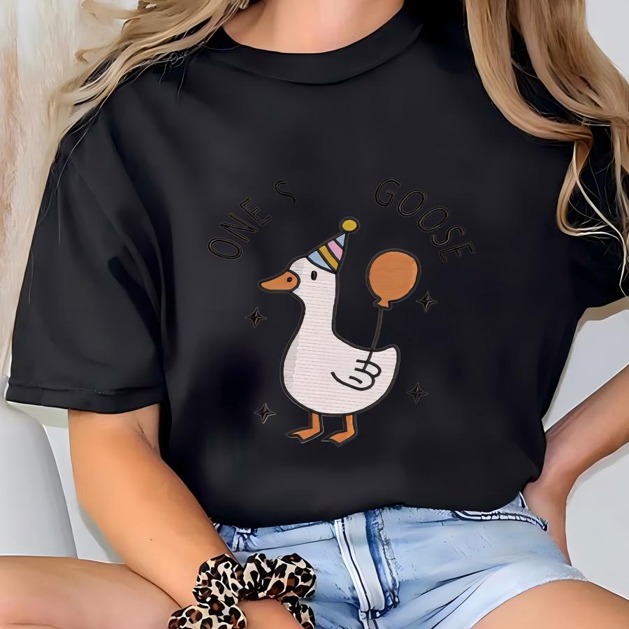 One Silly Goose Romper, Fun Animal Baby Bodysuit, One Silly Goose Birthday, Birthday Baby Gift, Funny Baby Clothes T-shirt