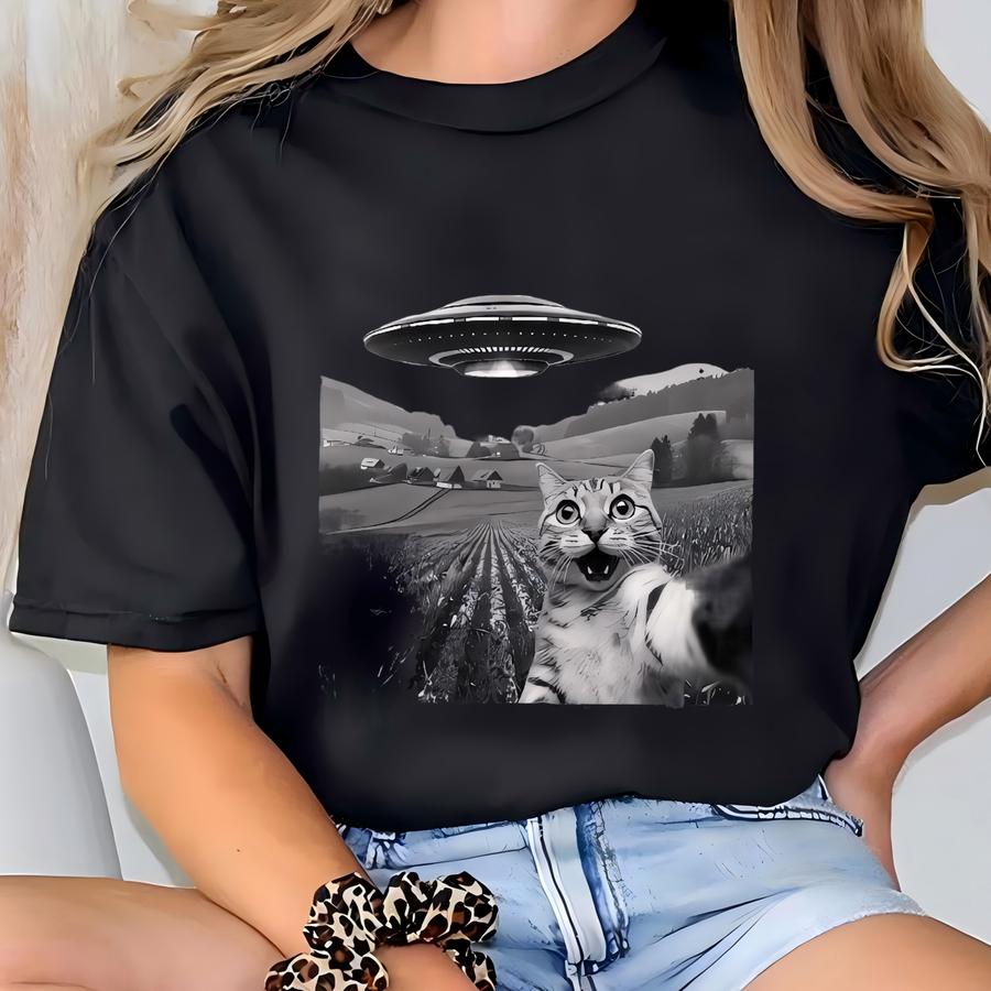 Funny Ufo Cat Selfie Shirt , Alien Cat Lover , Cool Animal Lover Unisex Hoodie , Quirky Space, Pet Humor Design T-shirt