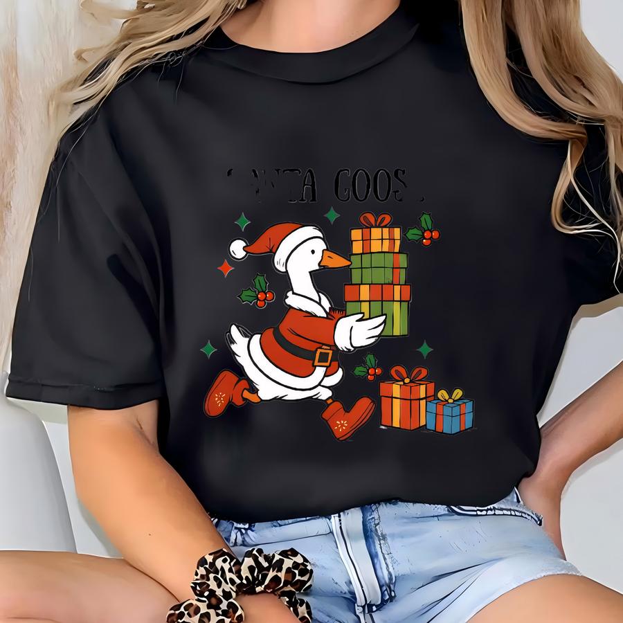 Santa Goose On The Loose Sweatshirt – Funny Christmas Goose Shirt – Cute Holiday Pullover – Unisex Xmas Sweater – Gift For Goose Lover T-shirt