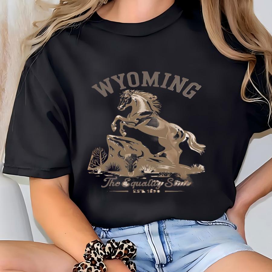 Retro State Of Wyoming Horse Mustang Minimal Sweatshirt Graphic Neutral Unisex Christmas Gift, Winter Apparel Tourist Travel Sweatshirt T-shirt