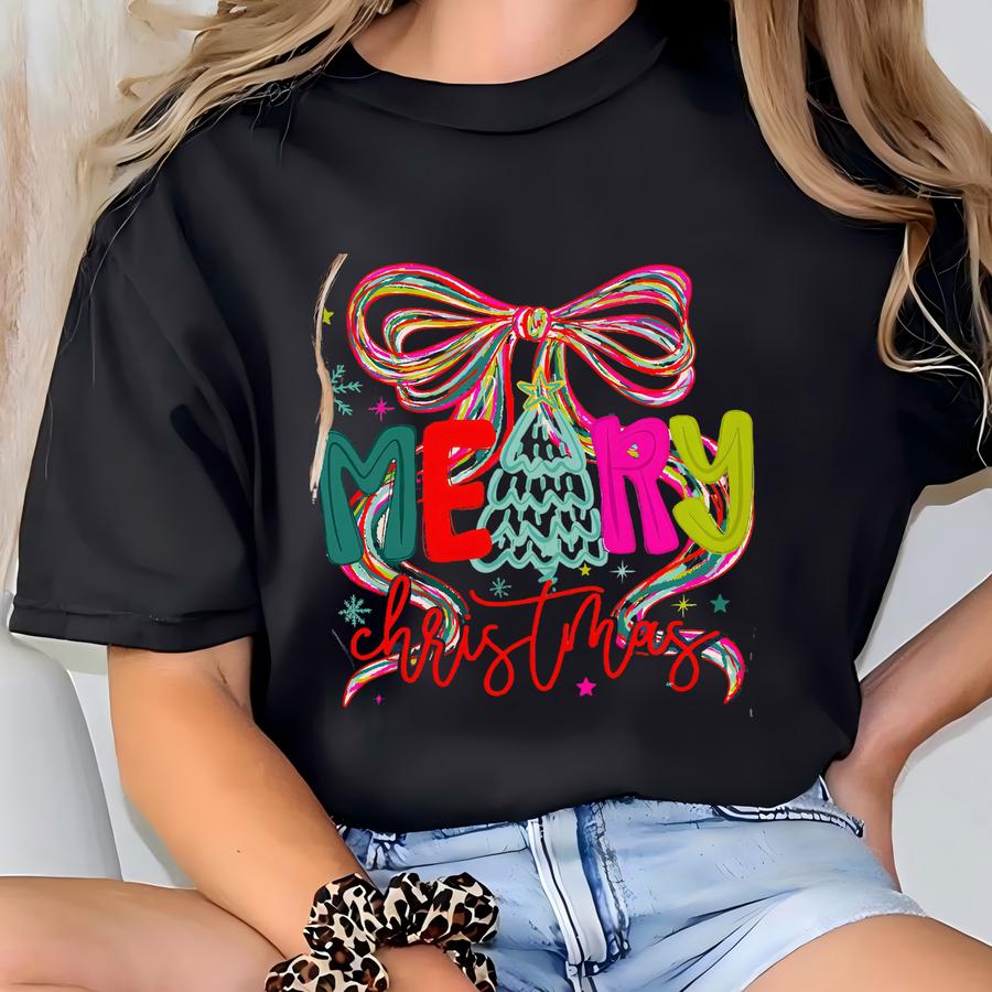 ® Merry Christmas Shirt, Coquette Bow Christmas, Women's Holiday Tee, Christmas Tshirt, Oversized Winter Shirt For Her T-shirt