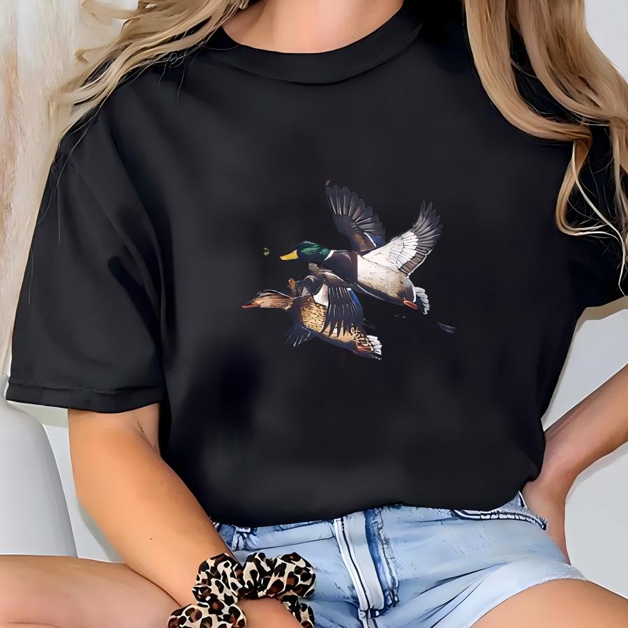 Vintage Ducks Unlimited Blue Sweatshirt Large Mallard Ducks Flying Printed Nature View Lake Pullover Northern Reflection Pheasant Sweater L T-shirt