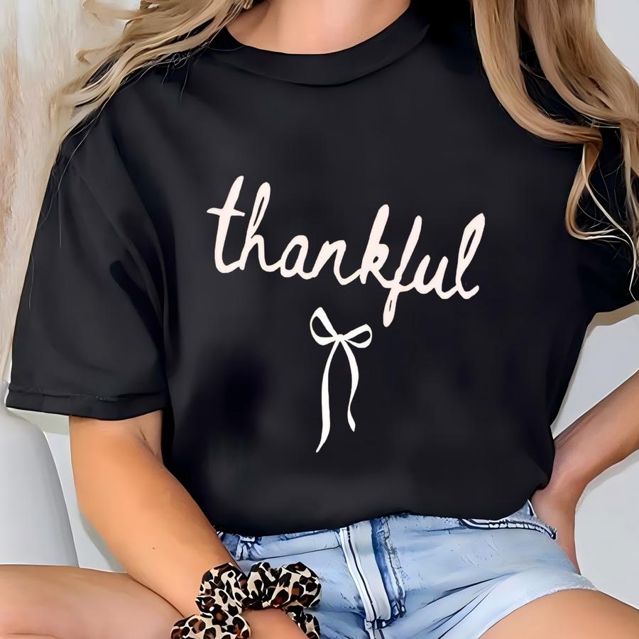 ® Thankful Shirt, Coquette Bow Thanksgiving Tee, Fall Vibes Shirt, Women's Preppy Fall Gift, Autumn Tee, Thanksgiving Gifts T-shirt