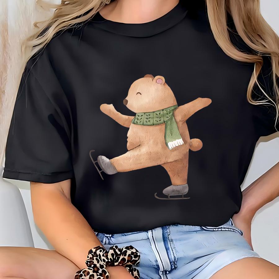 Bear Ice Skating Sweatshirt Cute Winter Animal Crewneck For Women Cozy Christmas Sweatshirt Whimsical Holiday Gift Pullover Adorable Bear T-shirt