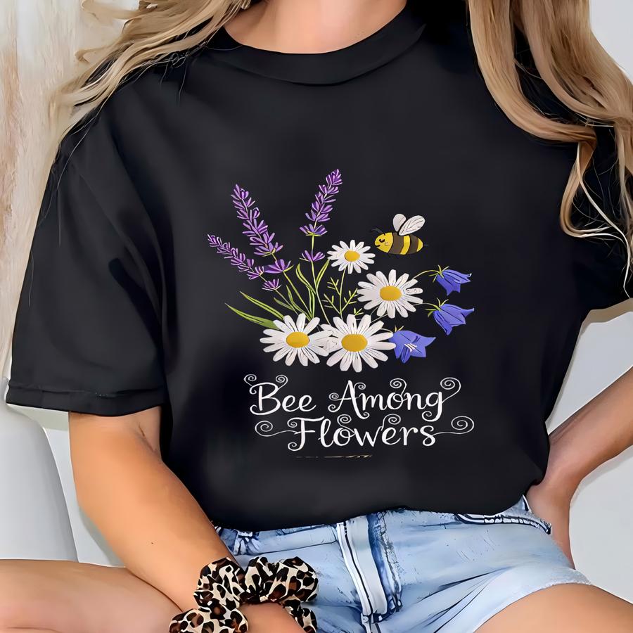 Bee Among Flowers Sweatshirt: Bumblebee With Lavender And Daisy Sweatshirt T-shirt
