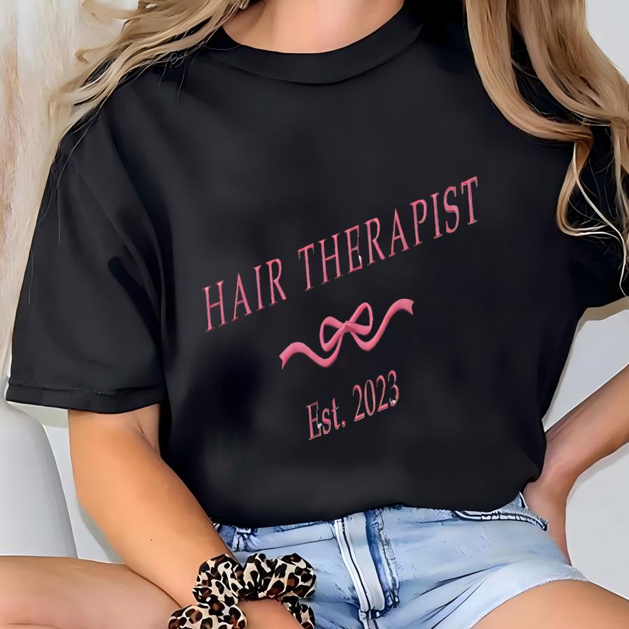 Hair Therapist Coquette Bow Sweatshirt, Personalized Hairstylist Name Hoodie, Girly Hairdresser Tee, Cosmetologist Gift T-shirt