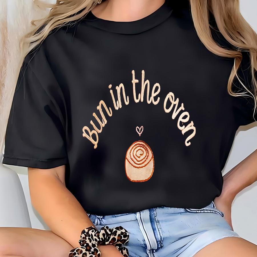 Bun In The Oven Sweatshirt, Pregnancy Reveal Y Shirt, Expecting Mom To Be Tee, Christmas Pregnancy Announcement Gift T-shirt